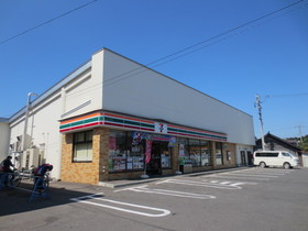 Convenience store. 500m to Seven-Eleven (convenience store)