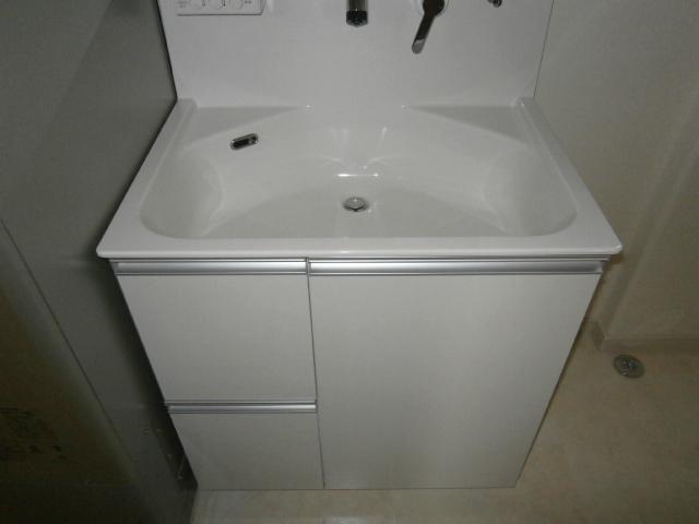 Wash basin, toilet. Three-sided mirror!