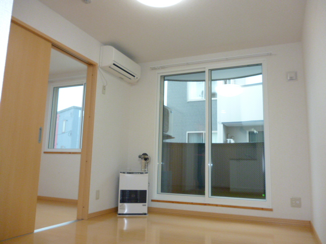 Living and room. The window is a bright big (^ O ^) / 