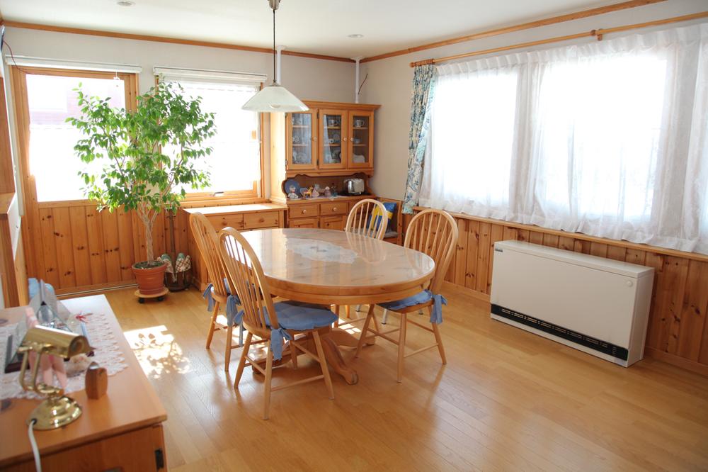 Other introspection. Room (August 2012) shooting Spacious living. It passed since also of Years 18 years, Solid wood became light brown is, There is a taste of Sweden House unique.