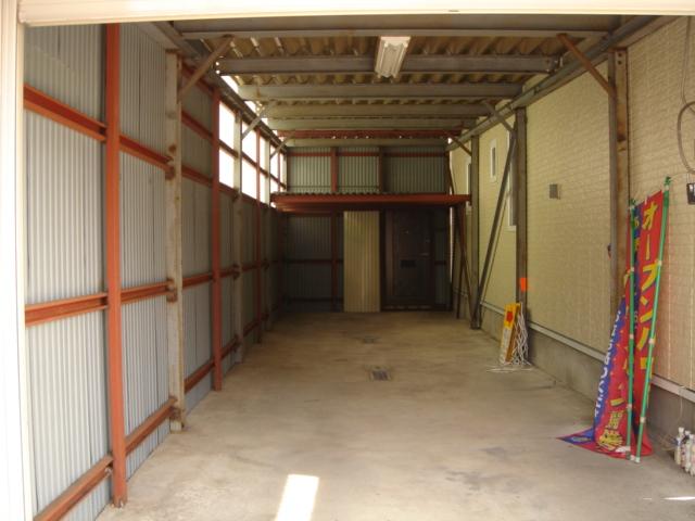 Local appearance photo. With electric shutter garage (large car two possible)