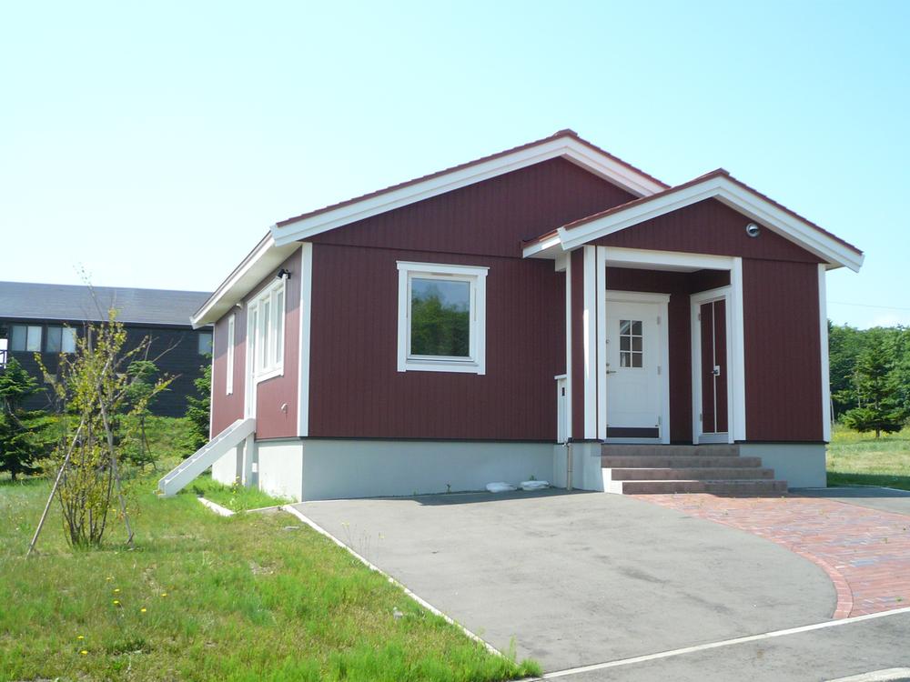 Local appearance photo. Benigara color stylish one-story of. Parking spaces also ensure.