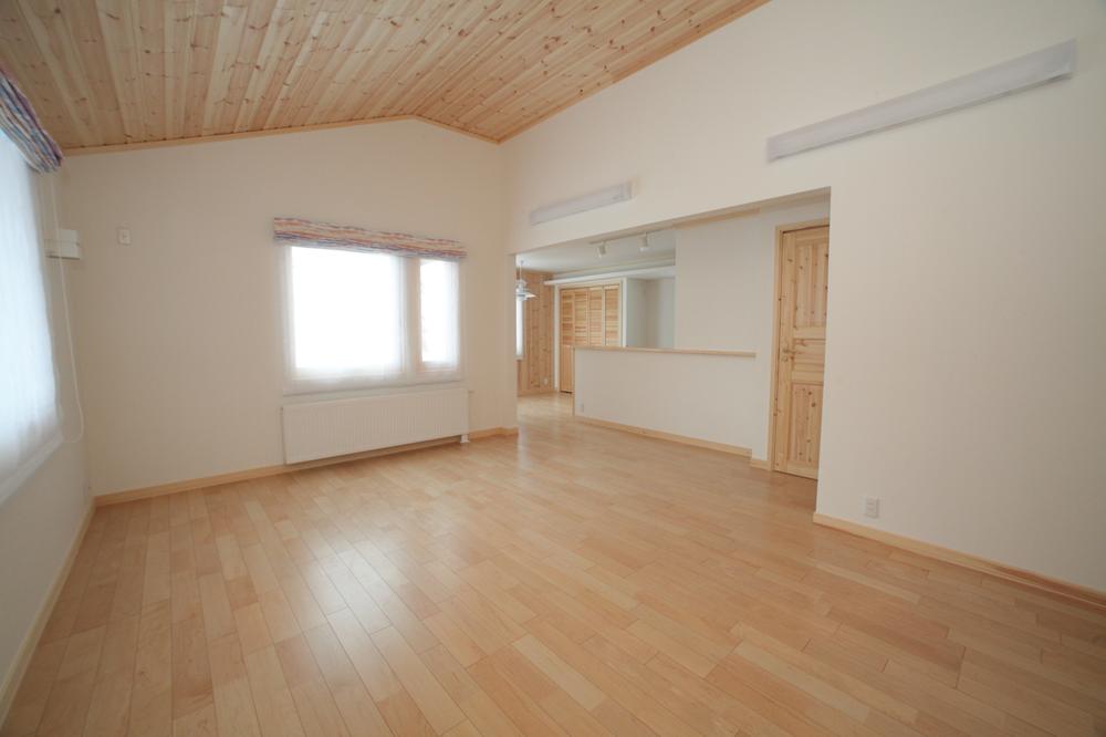 Living. Indoor (April 2013) shooting spacious living. Light Masu plug from the window of the wooden frame.