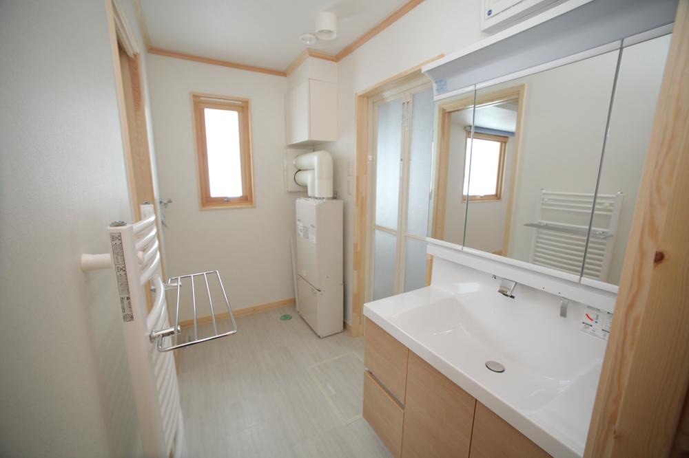 Wash basin, toilet. Washroom (April 2013) Shooting INAX Erushii "M Selection" Wash bowl is wide and easy to use.