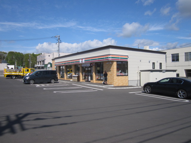 Convenience store. Seven-Eleven Iwamizawa Hinodecho Higashiten up (convenience store) 269m