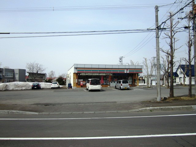 Convenience store. Seven-Eleven Iwamizawa Higashimachi store up (convenience store) 1117m