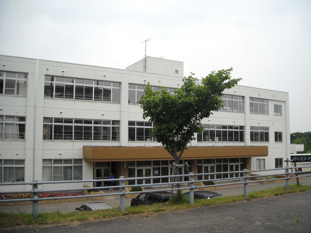 Junior high school. Iwamizawa Municipal Meisei Junior High School (middle school) to 2109m