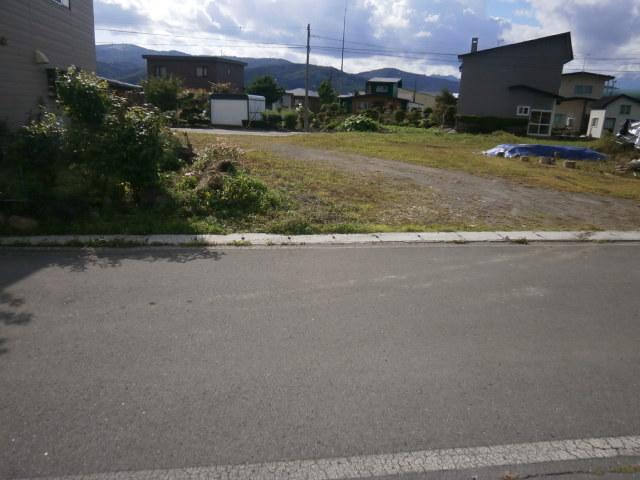 Local photos, including front road. Public road 4 ・ It is 5m. 