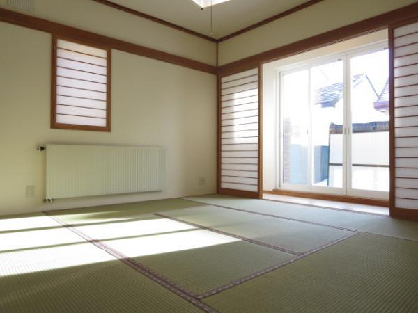 Non-living room. It is the east side of the Japanese-style room. Each room is equipped with a kerosene central heating of the heater. 