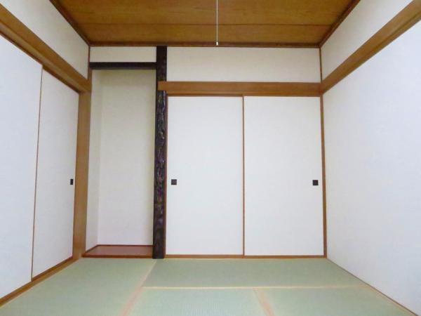 Non-living room. First floor Japanese-style room 6 tatami Exchange tatami mat, Was Mashi wallpaper Hakawa