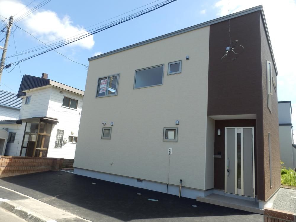 Local appearance photo. The outer wall of the two-tone fashionable ^ - ^ course, outer wall ・ roof It is a new article