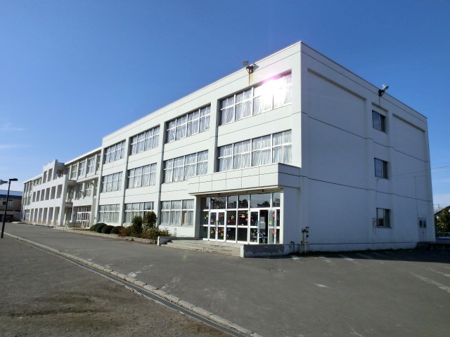 Primary school. 695m to Kitahiroshima Tatsukita platform elementary school (elementary school)