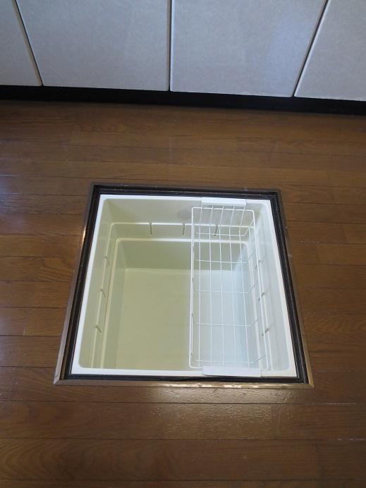 Receipt. Underfloor storage of kitchen Local (10 May 2013) Shooting