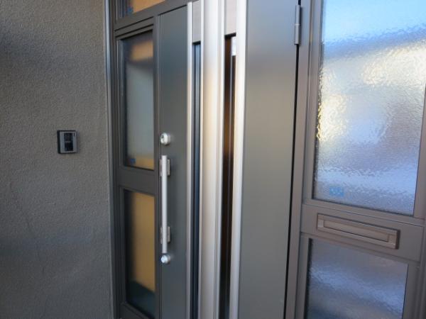 Entrance. It was exchanged in the heat insulating door. Also with wind divided chamber.