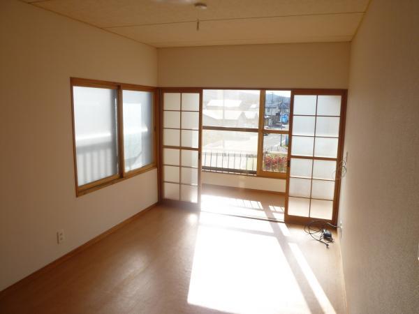 Non-living room. It comes with a second floor Western-style veranda. 