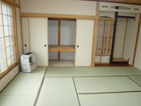 Non-living room. It is the first floor 10-mat Japanese-style room.