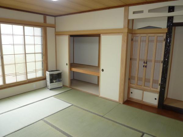 Non-living room. Japanese-style photo from the corridor side