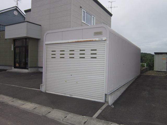 Parking lot. Local (July 2013) has been established to the garage with a storeroom in shooting outdoors. 