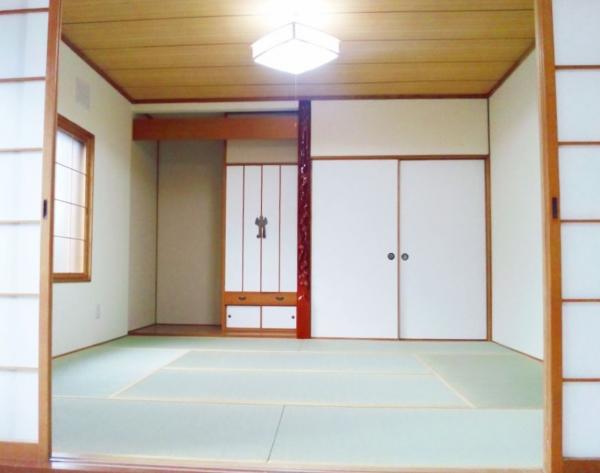 Non-living room. First floor Japanese-style room 8 tatami mats All Japanese-style tatami was Omotegae. 