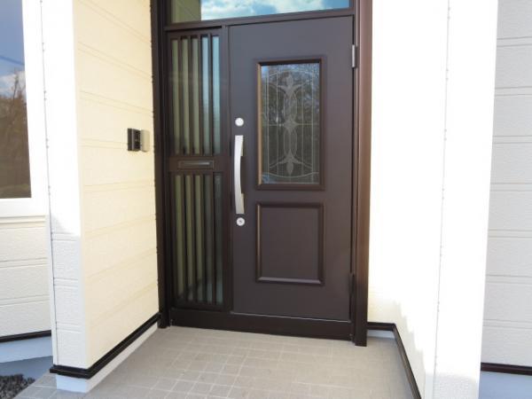 Other local. Entrance door is equipped with thermal insulation feature a new article