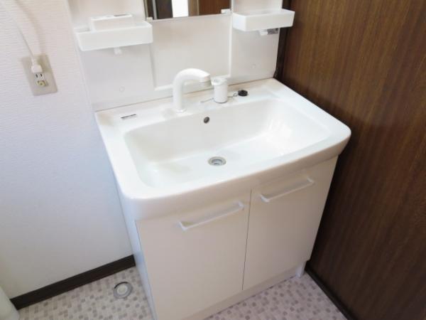 Wash basin, toilet. Use is easy to wash basin. 