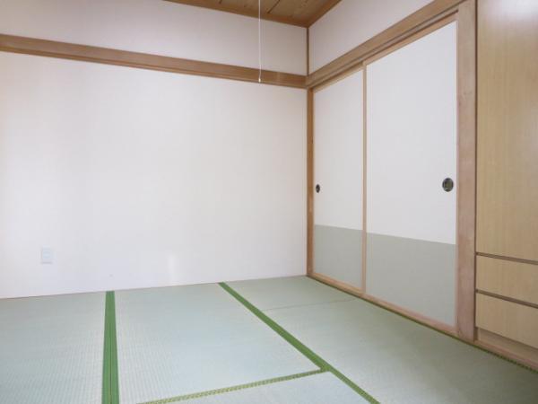 Non-living room. Tatami mats were refer to Omotegae. It is perfect for a new life. 