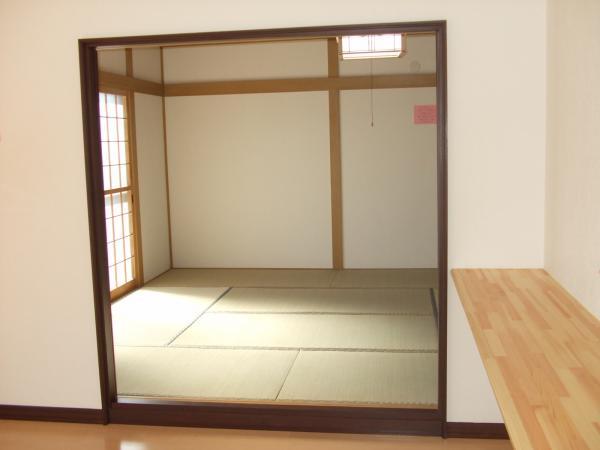 Non-living room. Is the entrance from the living room to the Japanese-style room