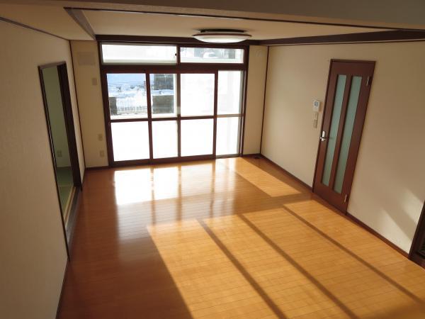 Living. Bright living room with large windows