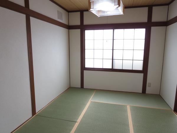 Non-living room. 6-mat living next to a Japanese-style room Guests can relax with the rumbling on the tatami