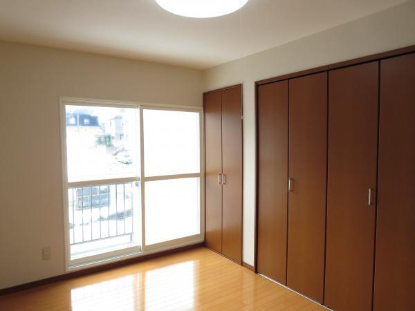 Non-living room. 2 Kaiyoshitsu 6 Pledge Large windows have a balcony