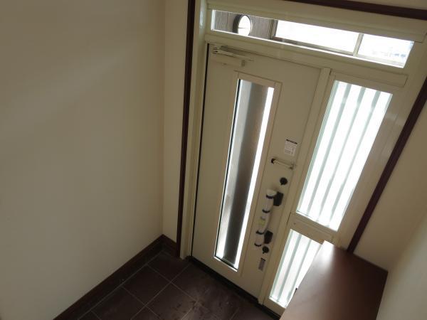 Entrance. Entrance tile Chokawa Cupboard also new