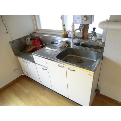 Kitchen. With instantaneous water heater