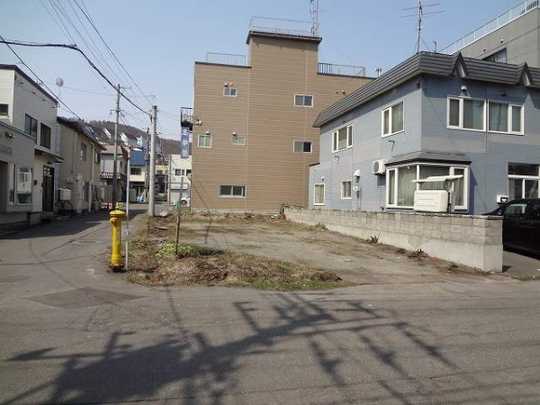 Local land photo. JR is the "Otaru" station a 6-minute walk of the southeast corner lot.