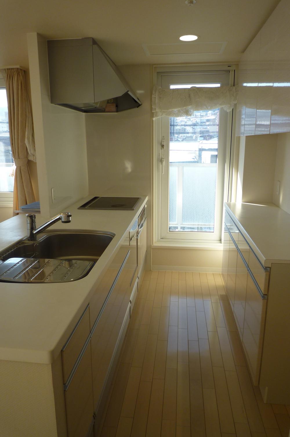 Kitchen. In easy-to-use face-to-face, And out of the balcony is also available