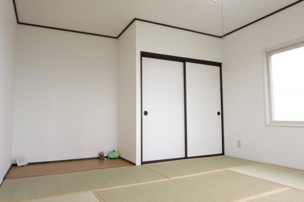 Non-living room. Second floor Japanese-style room 8 tatami (straw matting sort) It is pleasant to lie down on the tatami