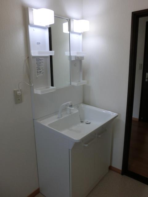 Wash basin, toilet.  ■ Vanity of new