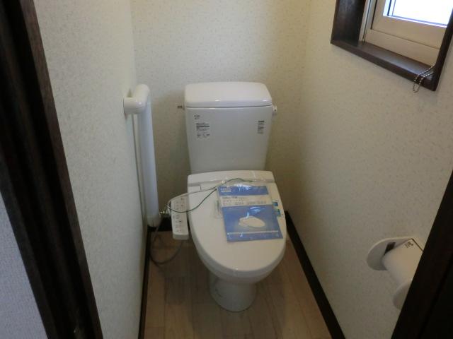 Toilet.  ■ Toilet new