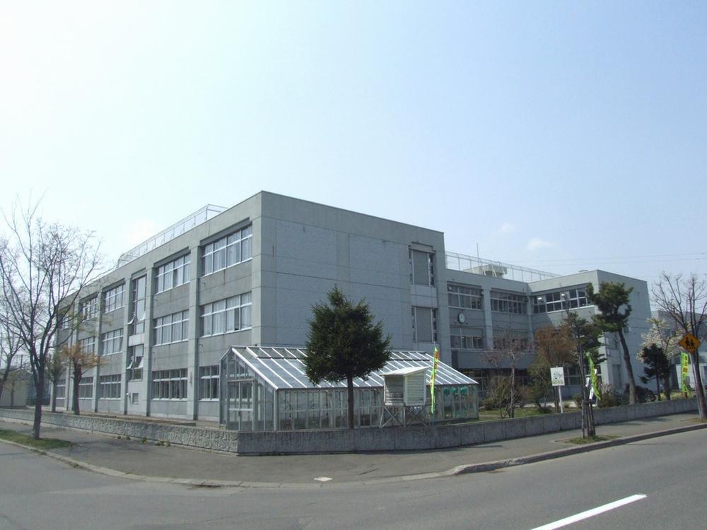 Primary school. 480m to Sapporo Municipal Atsubetsu through elementary school