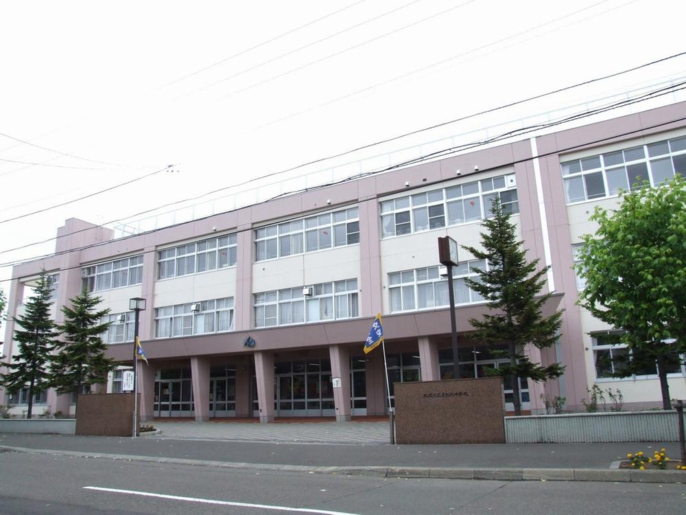 Junior high school. Sapporo City Atsubetsu 2050m walk 26 minutes to the north junior high school