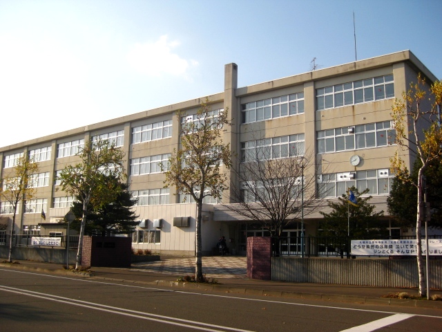 Junior high school. 408m to Sapporo Municipal Atsubetsu junior high school (junior high school)