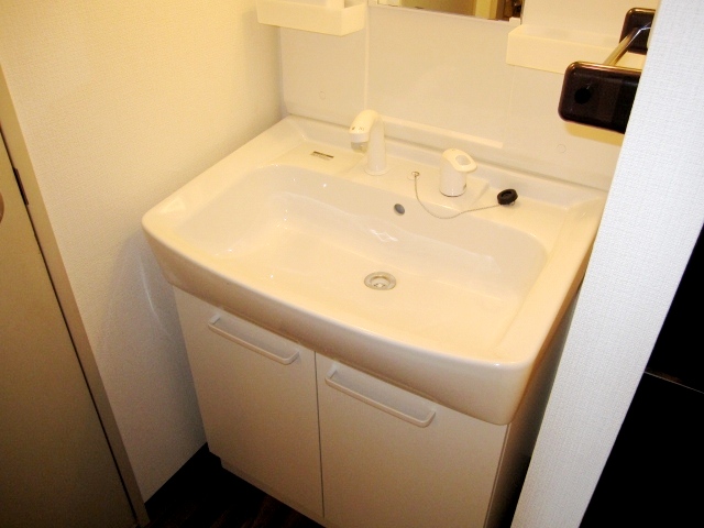 Washroom. It has been changed to the wash basin → shampoo dresser! 