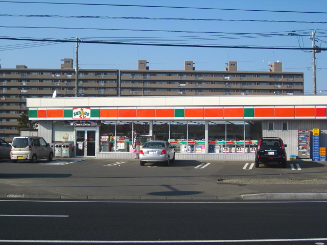 Convenience store. Thanks Atsubetsu east Article 5 store (convenience store) to 598m