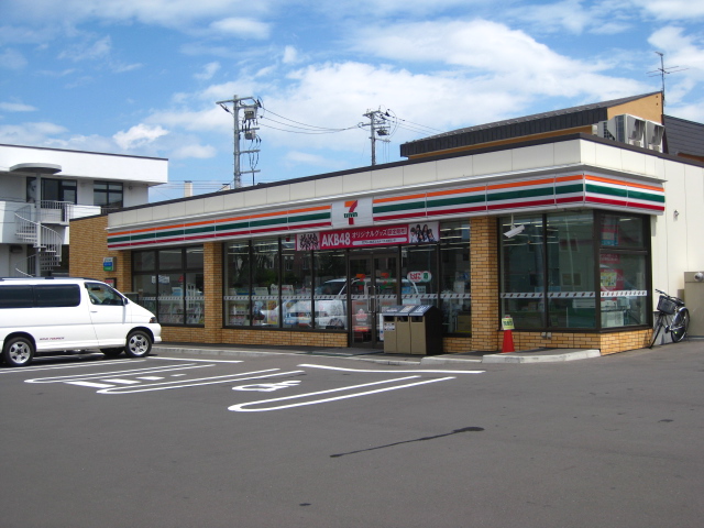 Convenience store. Seven-Eleven Sapporo Atsubetsuminami 5-chome up (convenience store) 521m