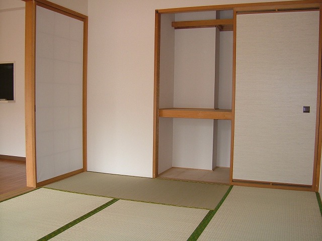 Other room space. Japanese-style room also Omotegae already! 