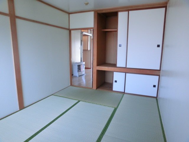 Other room space. Tatami new! 