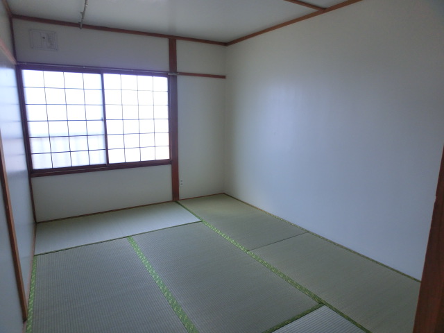 Other room space. Good smell of tatami