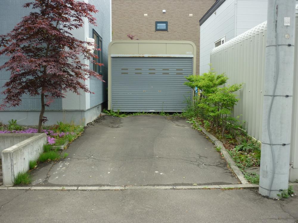 Parking lot. Parking two possible! (One garage ・ One blue sky)