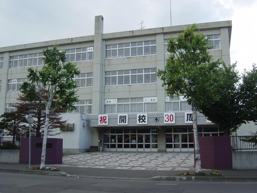 Junior high school. 1299m to Sapporo Municipal Atsubetsu junior high school