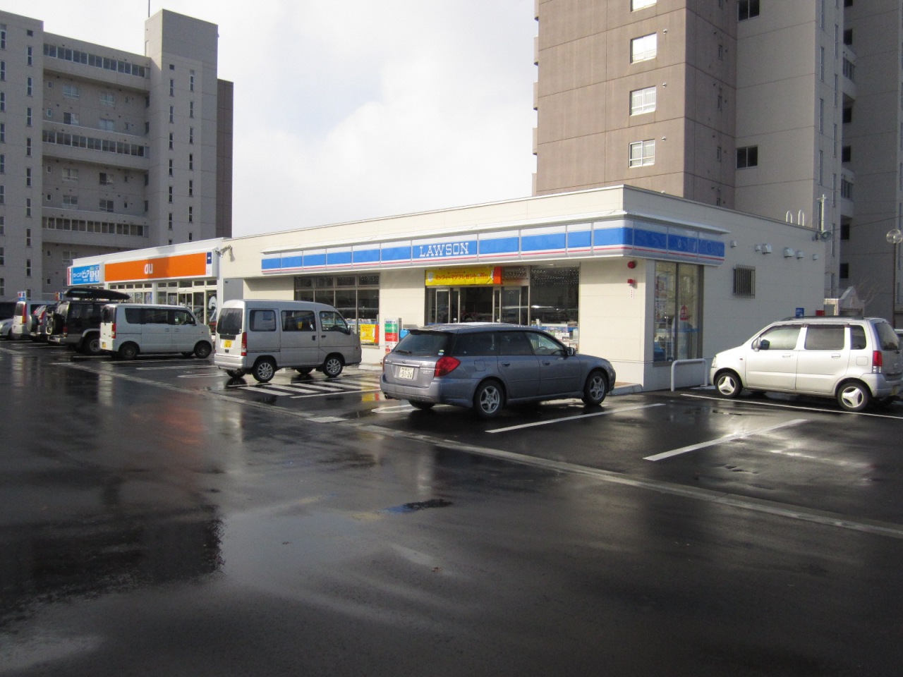 Convenience store. Lawson Sapporo Atsubetsu central store up (convenience store) 163m