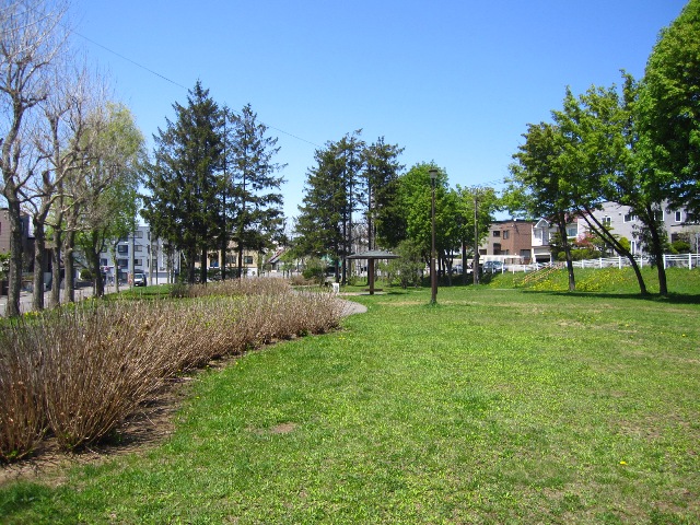 park. 831m to Aoba-cho 2-chome, green space (park)